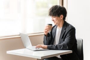 福山市で婚活を検討する男性がパソコンで結婚相談所の情報を調べている様子