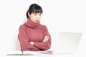 ハイスペック男性との交際で自信を失い、パソコンを見ながら悩む婚活中の女性