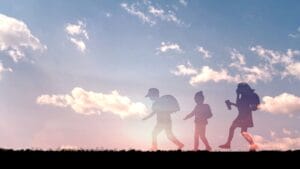 岡山の街をランドセルを背負って歩く3人の子どもたち