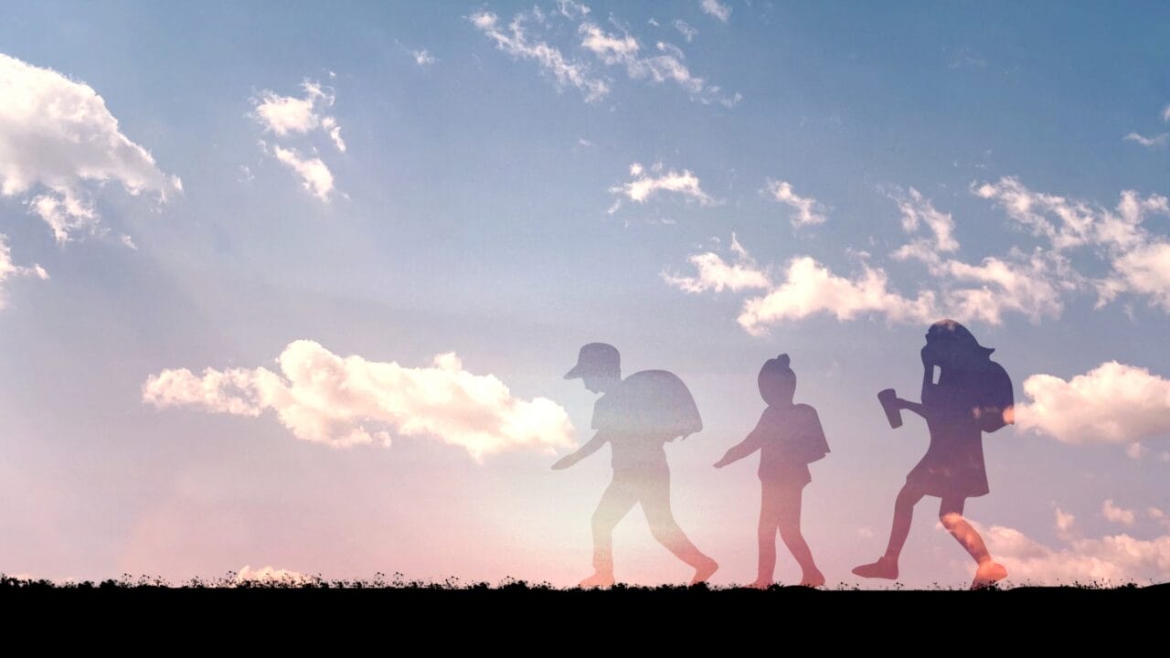 岡山の街をランドセルを背負って歩く3人の子どもたち