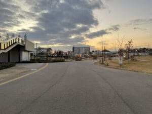 北長瀬未来ふれあい総合公園から見たブランチ岡山北長瀬の外観