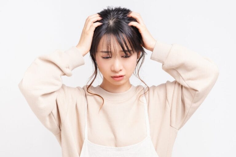 婚活で決断できず悩む女性のイメージ