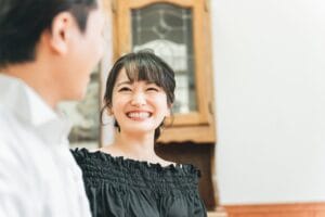 婚活で出会った男性と笑顔で会話する女性