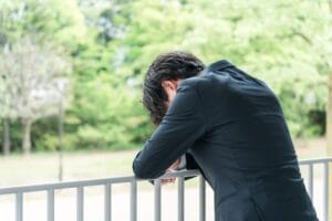 仕事では成功しているが婚活で悩む男性の後ろ姿