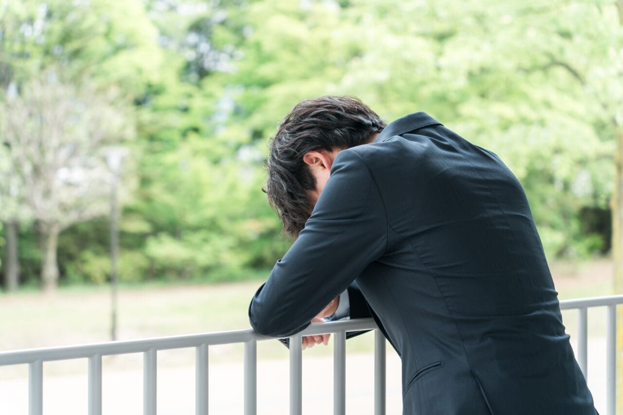 仕事では成功しているが婚活で悩む男性の後ろ姿