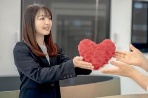 婚活で気持ちを伝える女性とハートのイメージ