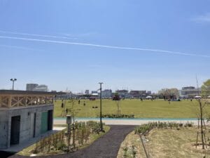 北長瀬未来ふれあい公園の緑に囲まれた風景と青空｜岡山で婚活体験会開催中
