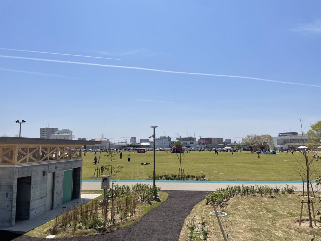 北長瀬未来ふれあい公園の緑に囲まれた風景と青空｜岡山で婚活体験会開催中