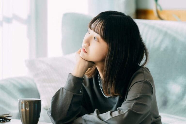 岡山で結婚相談所の活動に悩み考え込む女性のイメージ