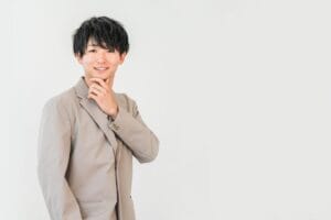 笑顔で話す男性のイメージ｜婚活で軽く見られがちな男性の特徴