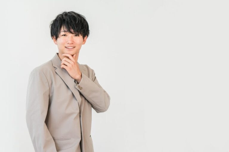 笑顔で話す男性のイメージ｜婚活で軽く見られがちな男性の特徴