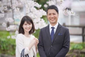 笑顔で寄り添いながら未来を見つめる仲の良い夫婦