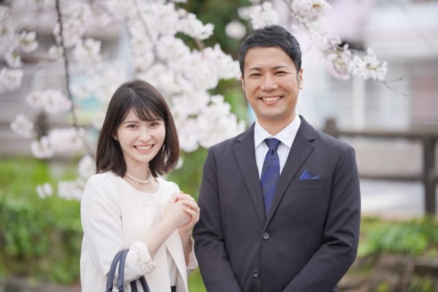 笑顔で寄り添いながら未来を見つめる仲の良い夫婦