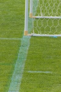 サッカーのゴールとゴールラインの様子