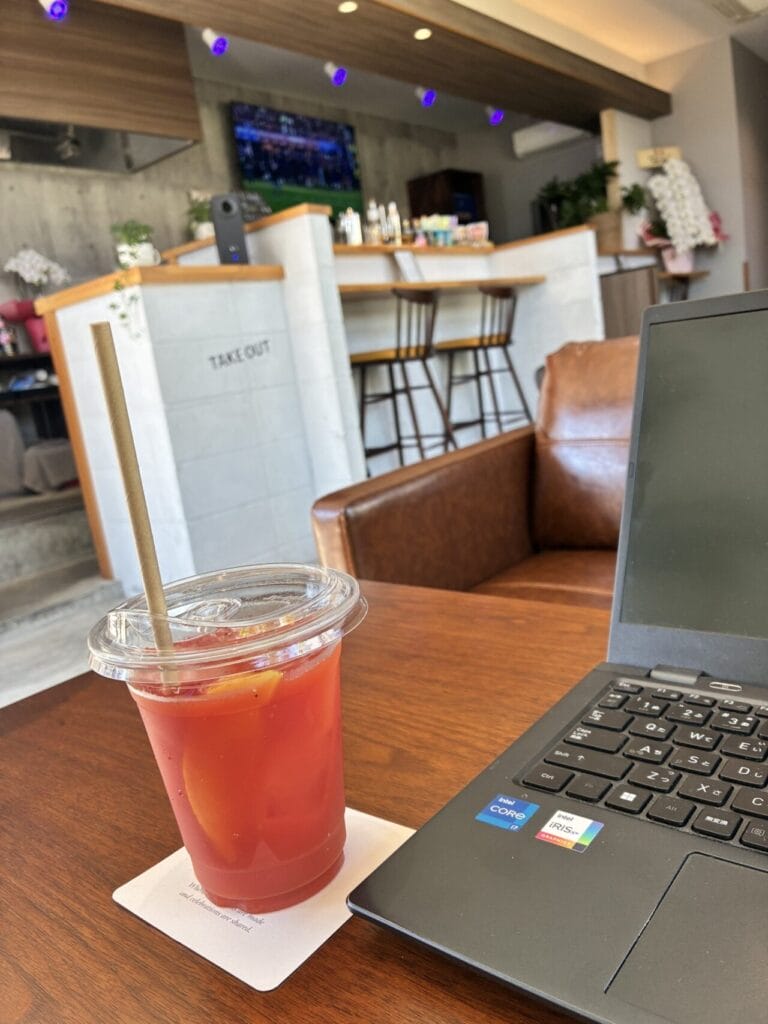 b.b.hub店内をノンアルコールカクテル越しに撮影した店内風景
