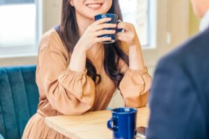 婚活中にカフェでデートを楽しみながら会話をする男女