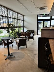 b.b.hub店内の落ち着いた空間の様子