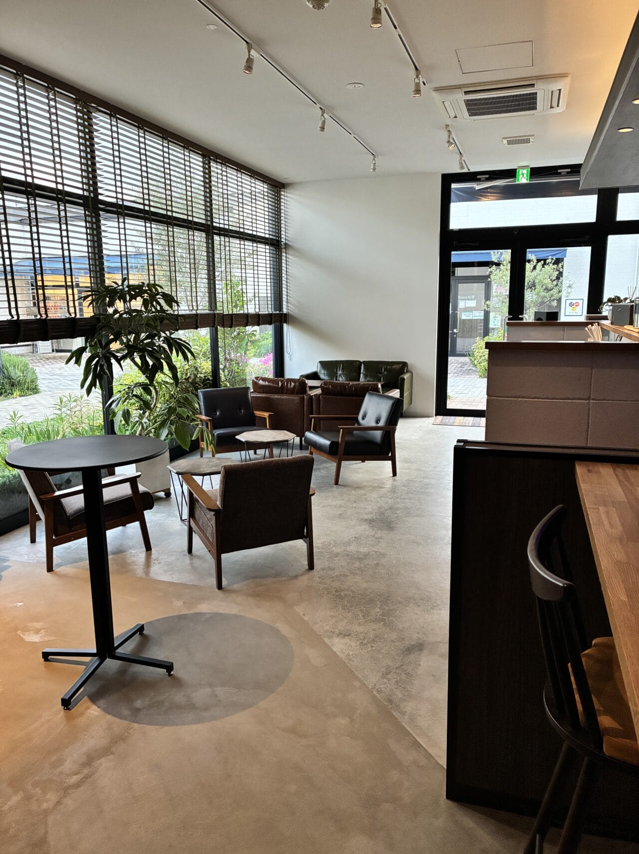 b.b.hub店内の落ち着いた空間の様子