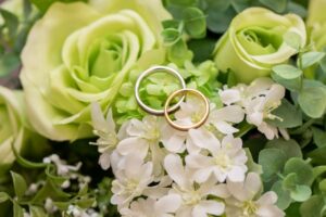 花の上に置かれた結婚指輪。8月8日の入籍と新しい夫婦の門出をイメージした写真