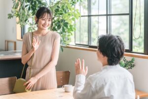 岡山で屋内デートを楽しむ男女のイメージ｜暑い日の婚活デート