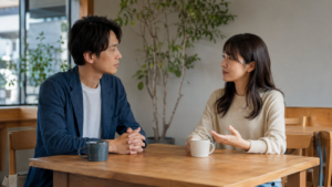 交際中の下ネタへの不快感をカフェで穏やかに伝える女性と、真剣に話を聞く男性